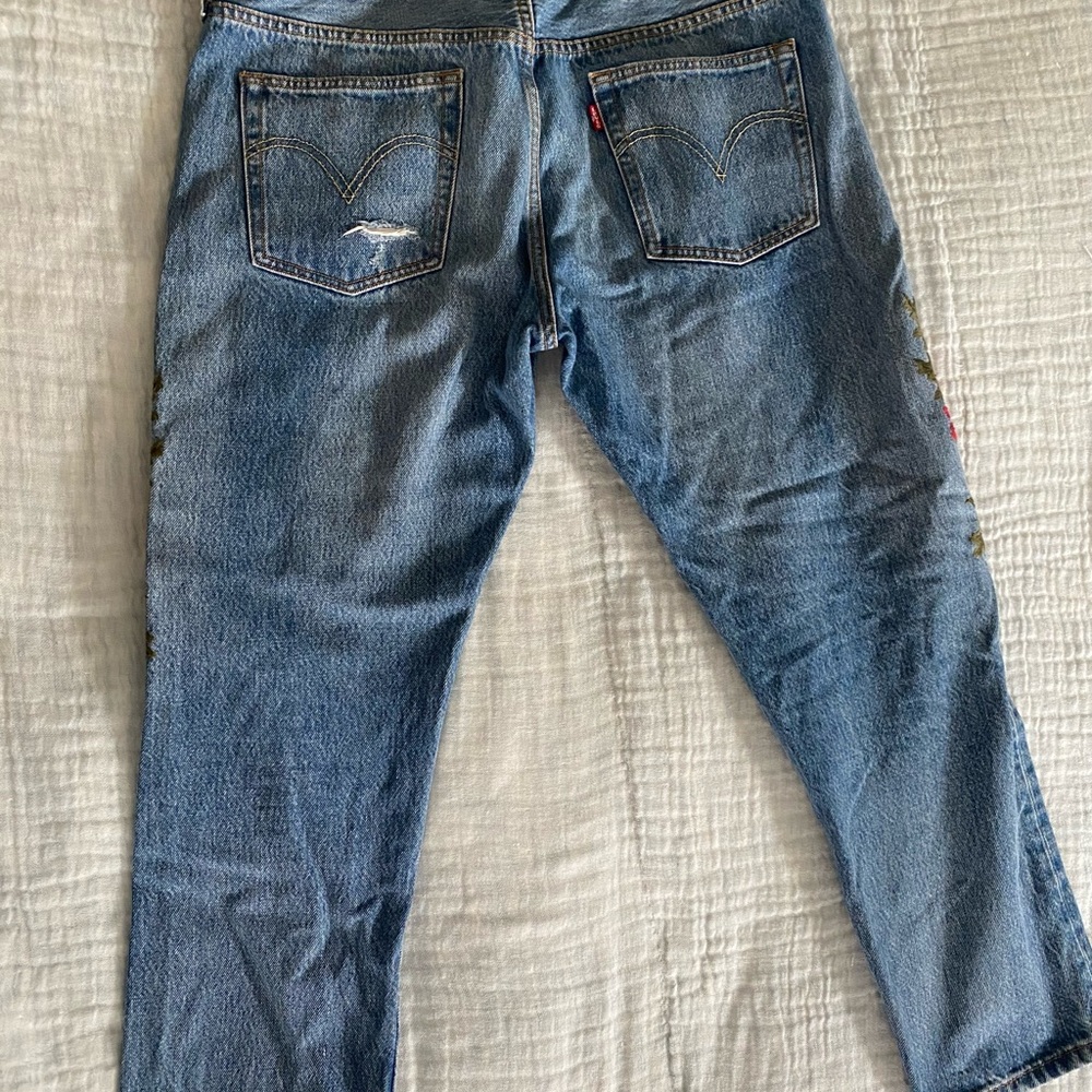 Levi’s 501 Tapered Embroidered Distressed Cropped Jeans (31x26) - Picture 4 of 7